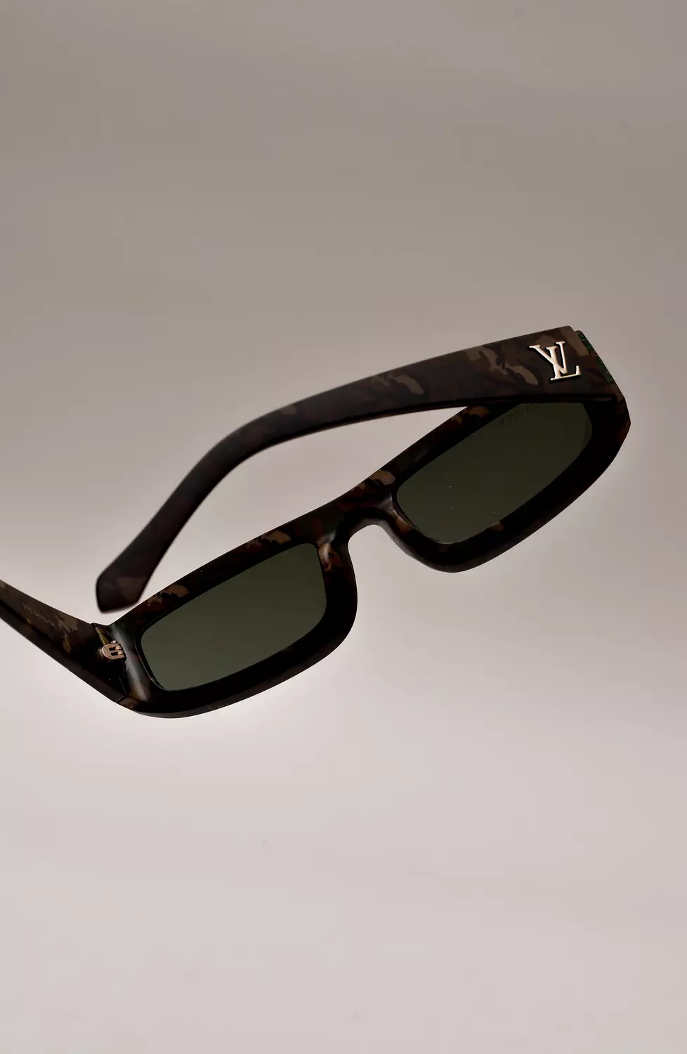 LV sunglasses ar 6