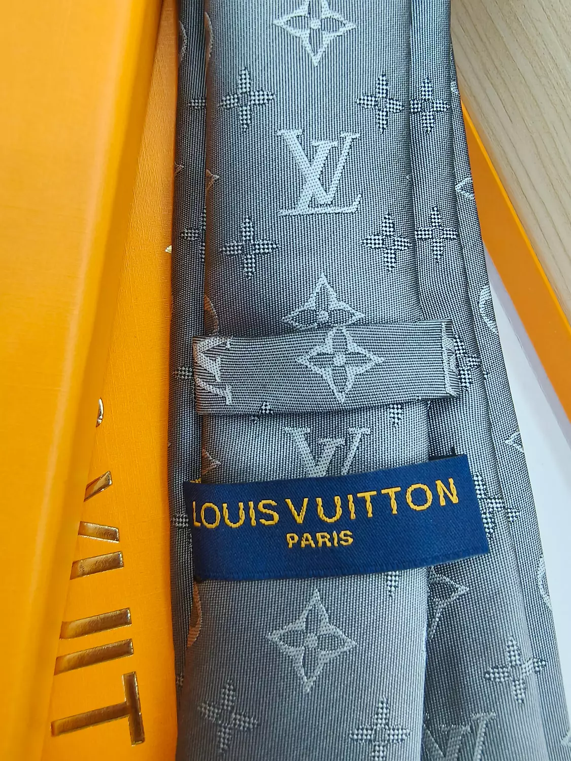 LOUIS VUITTON -GREY TIE-70 hover image