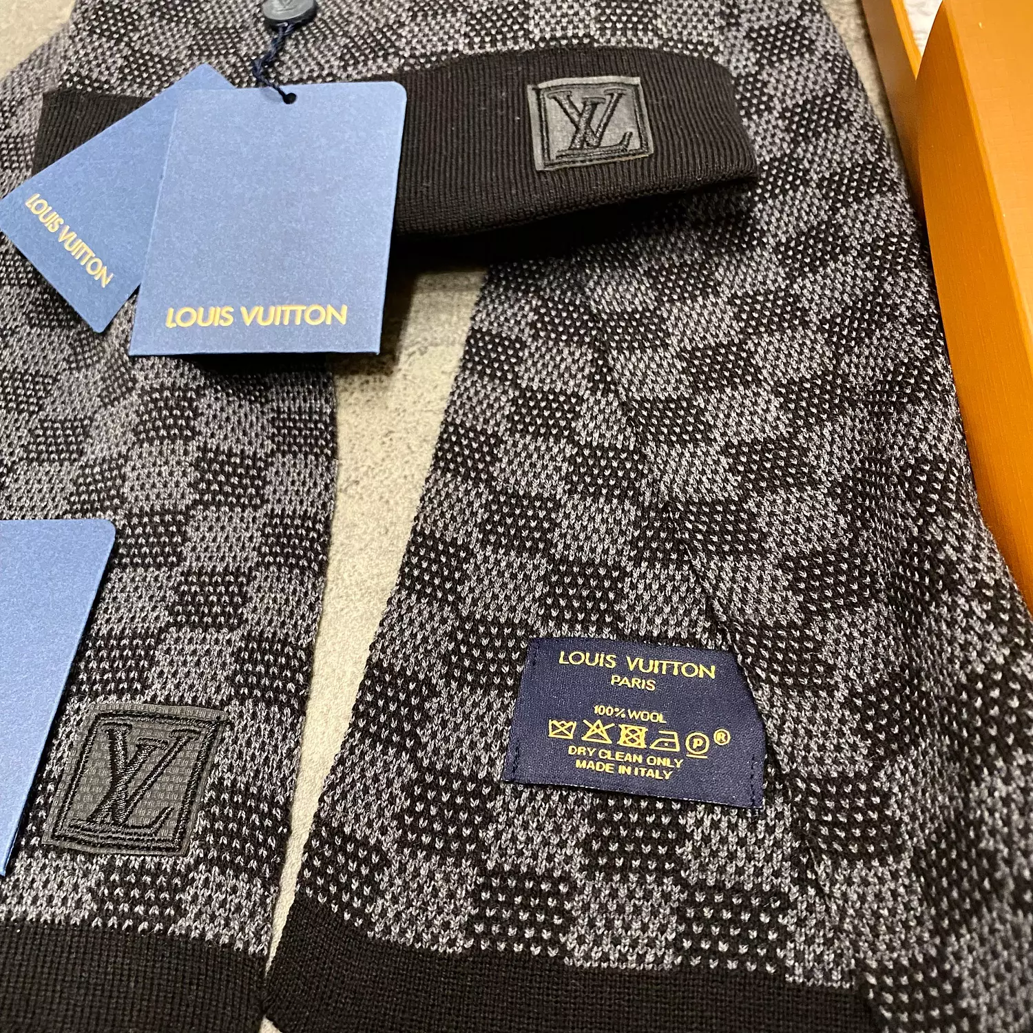 LOUIS VUITTON SCARF & ICE CAP -1928-192 2