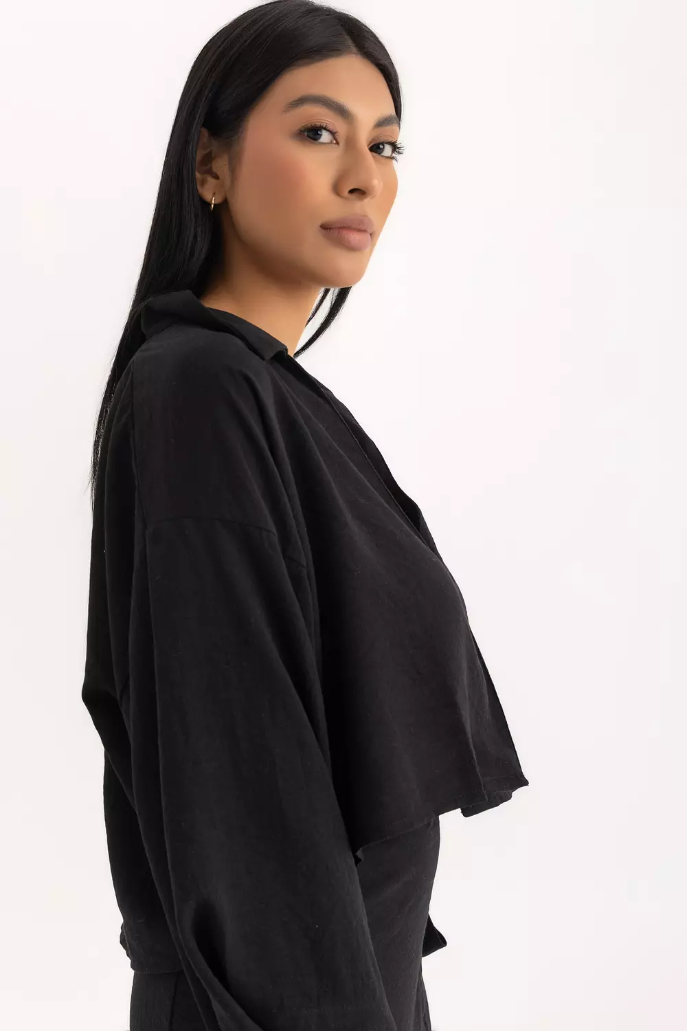 The Pola Linen Cropped Shirt Black  2