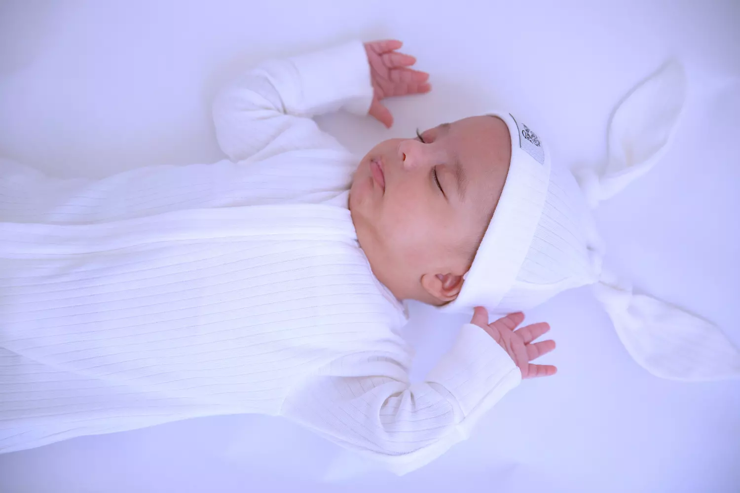 Cloud white organic set with bow/beanie image