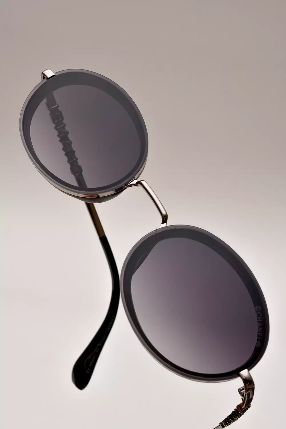 <p style="text-align: start"><span style="color: rgb(0, 0, 0)"><strong>trendy sunglasses</strong></span></p>