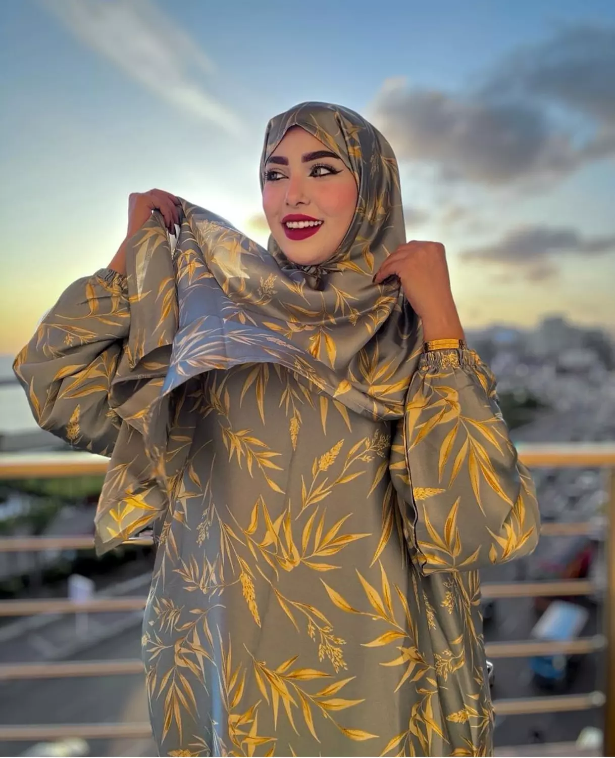 Satin Maxi Isdal with Golden Leaf Print 2