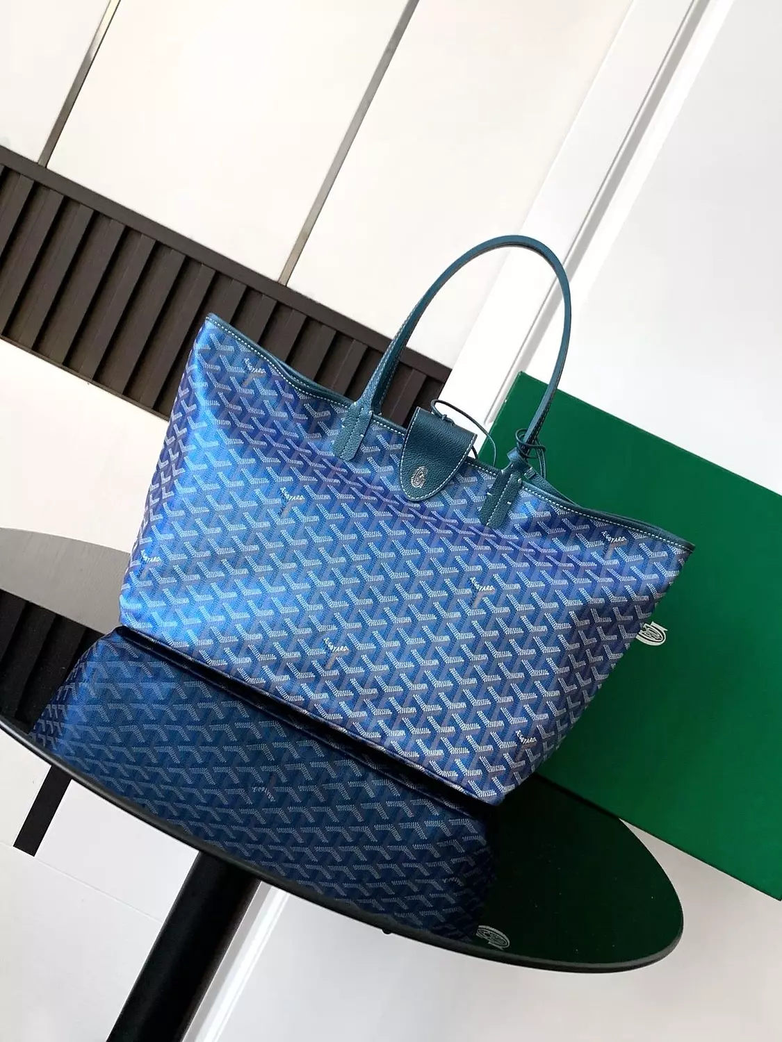 Go yard This limited-edition handbag is crafted from unique pearlescent GOYARDINE canvas,Pearl blue 3