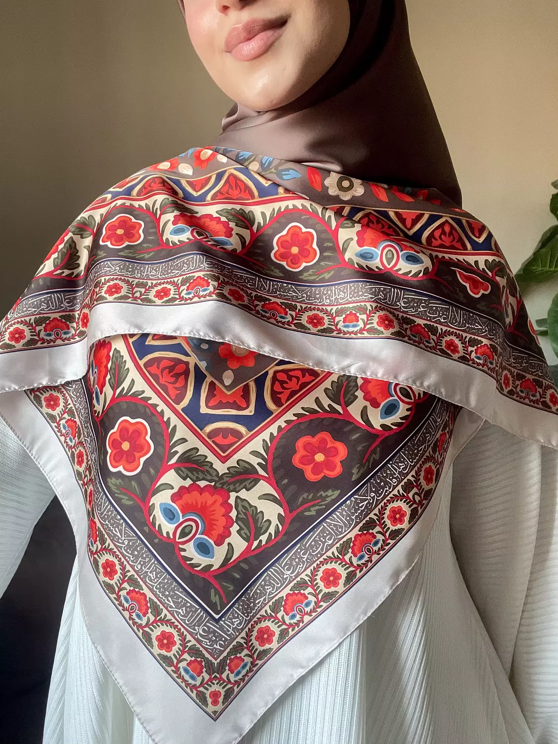 غَرِيبٌ عَلَى الدَّهْرِ حُسنك/سكارف image