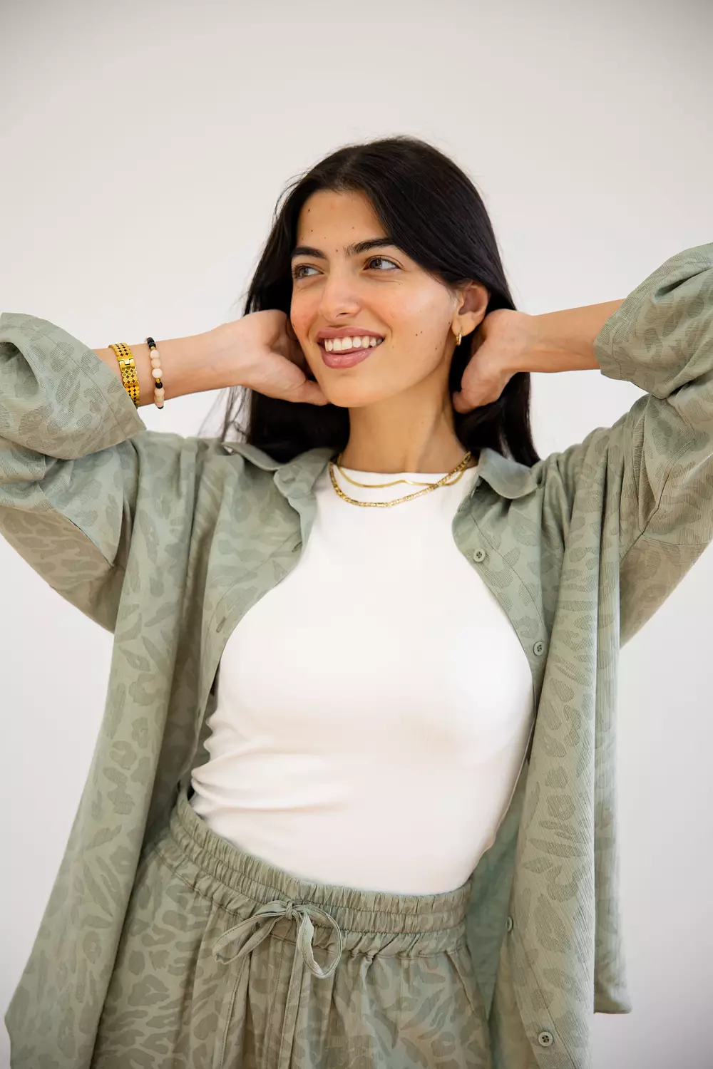 A Female Roar set in olive 5