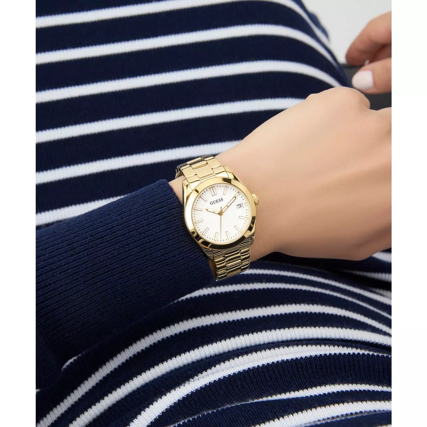 GUESS ALICE Ladies Gold Tone Date Watch Gold Tone Stainless Steel Polished Bracelet 6