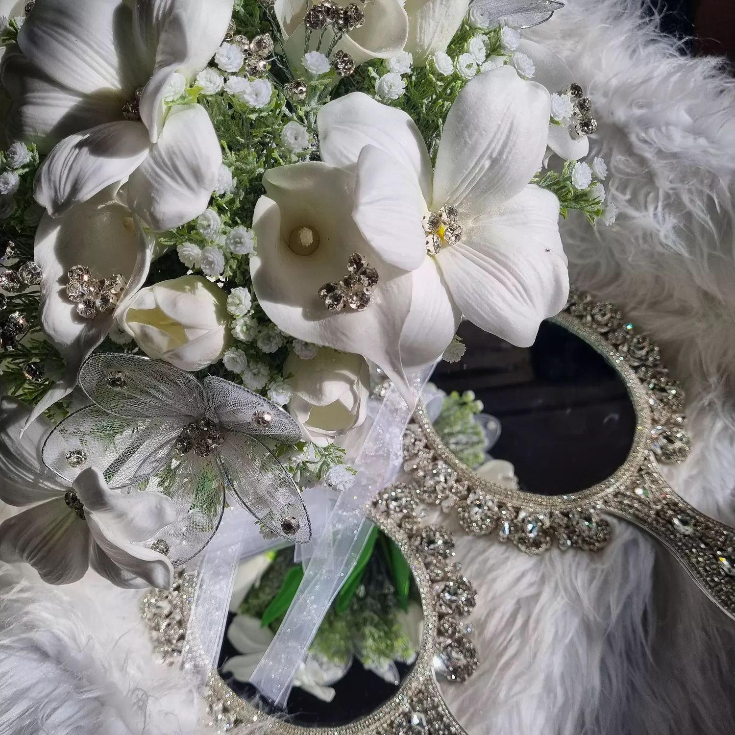 white Calla & tulip bouquet with soft almaaz  image
