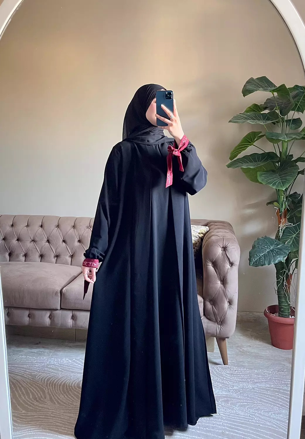 غريبٌ على الدهر حُسنك هذا/ عباية hover image