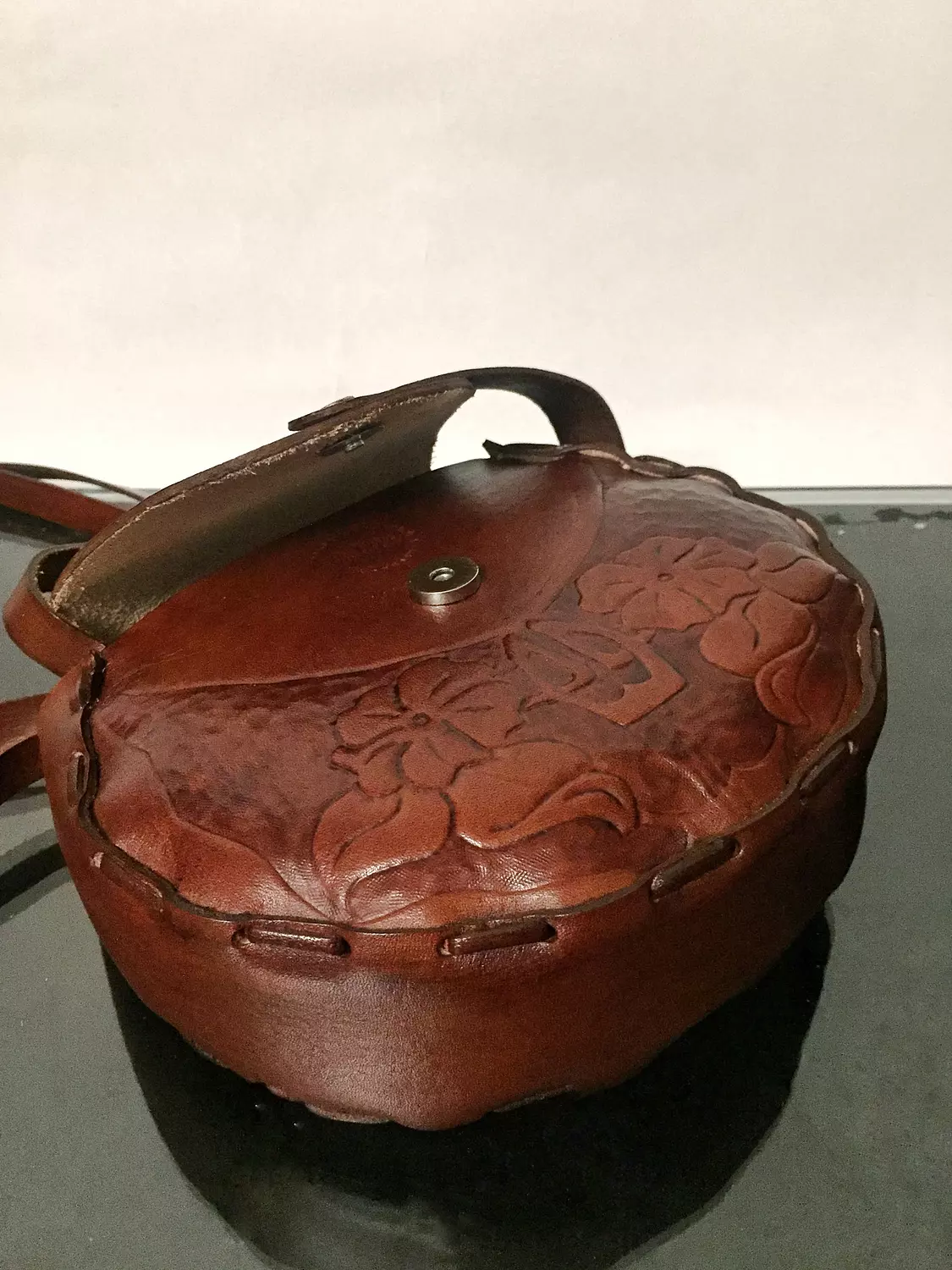 Art Nouveau bloom round leather bag with rotating strap  3