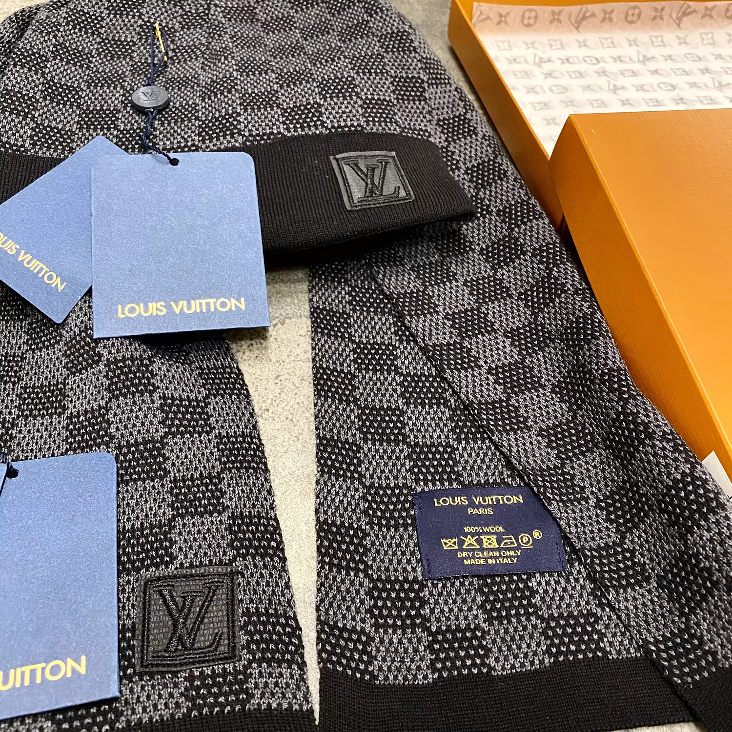 LOUIS VUITTON SCARF & ICE CAP -1928-192 hover image
