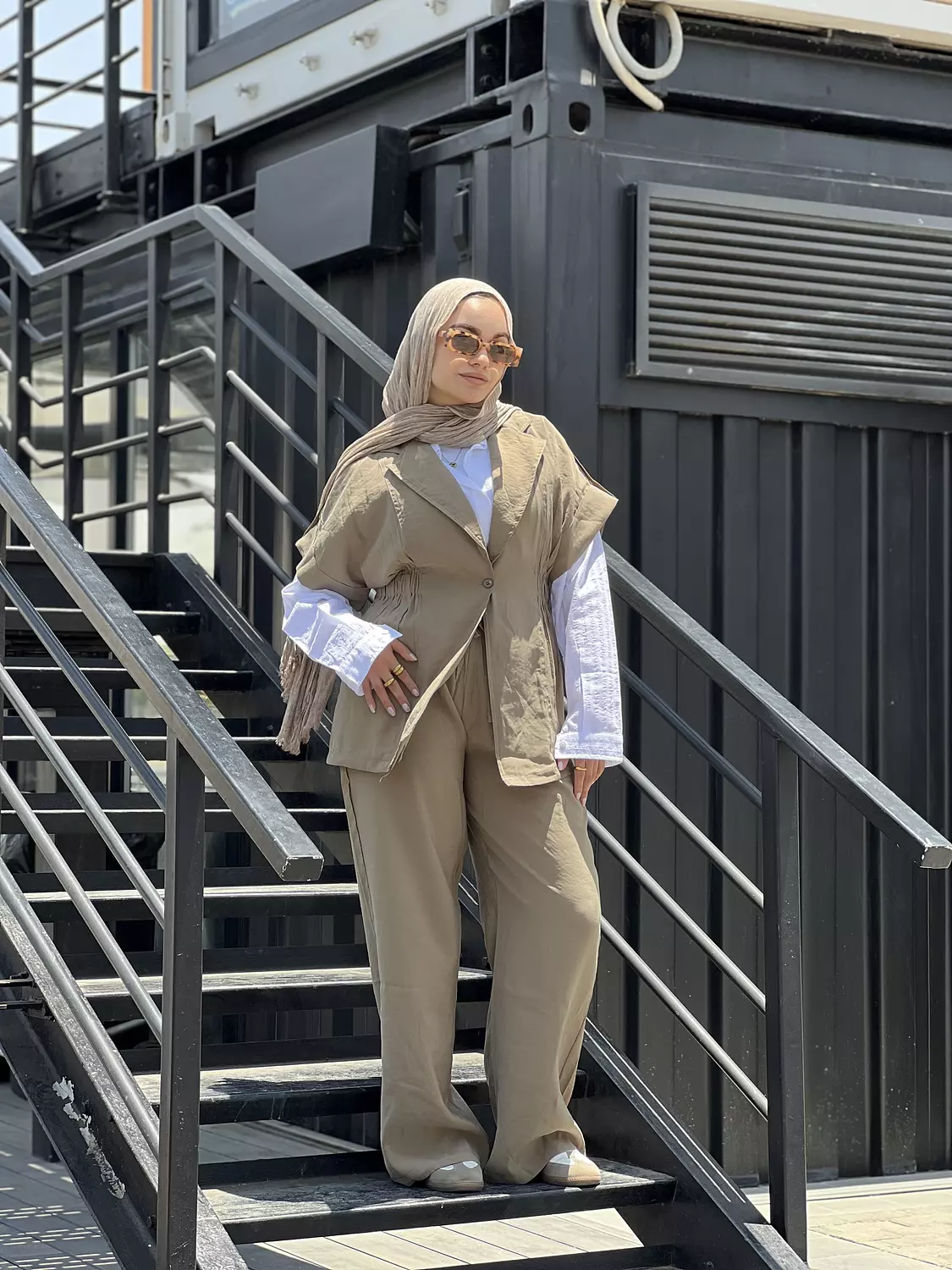 Beige vowel suit with short sleeve  image
