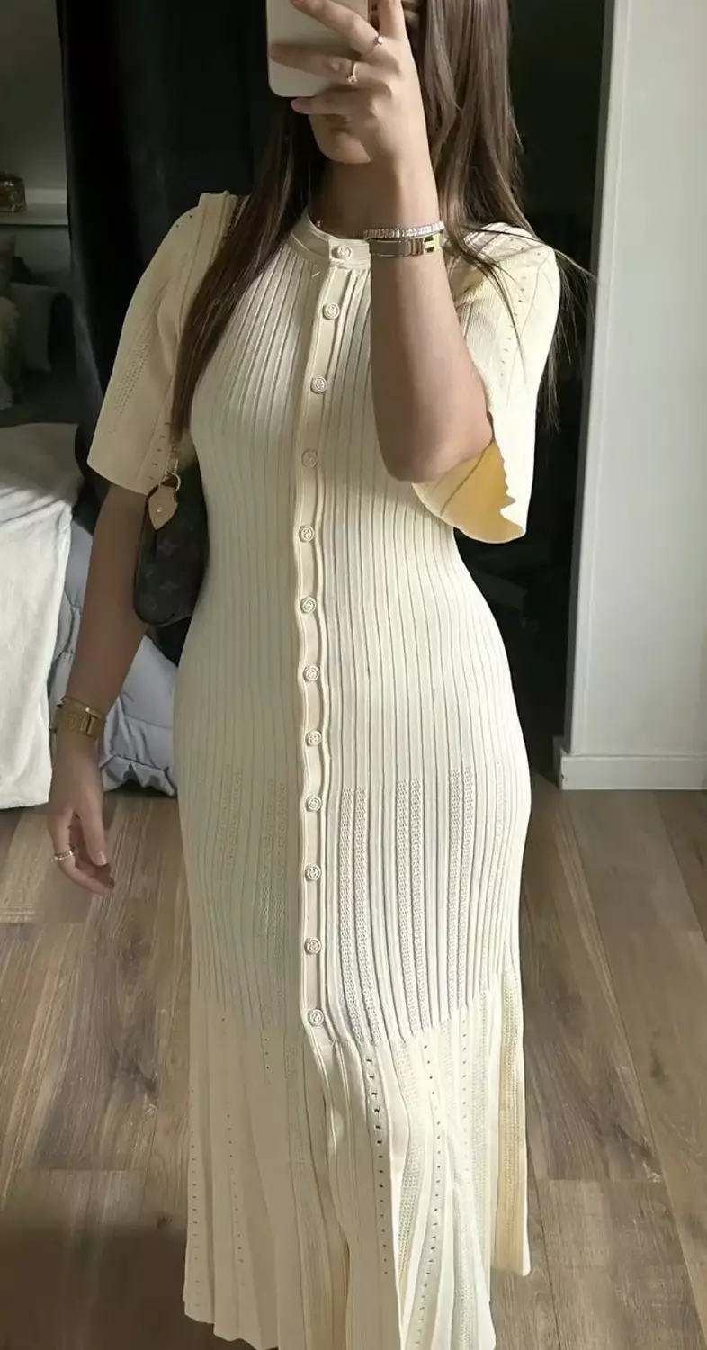 <p><strong>KNIT</strong></p>