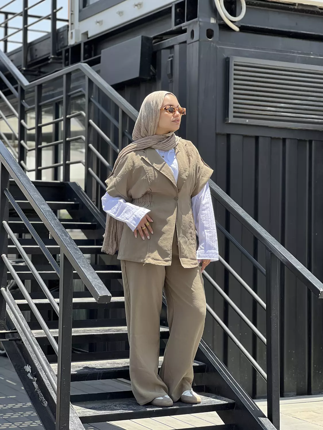 Beige vowel suit with short sleeve  3