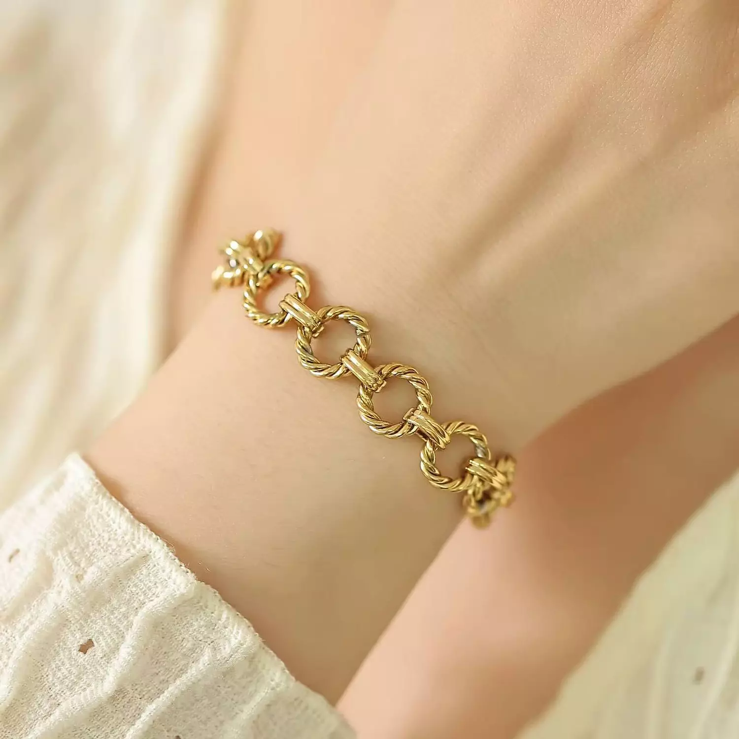 Circle bareclet  image