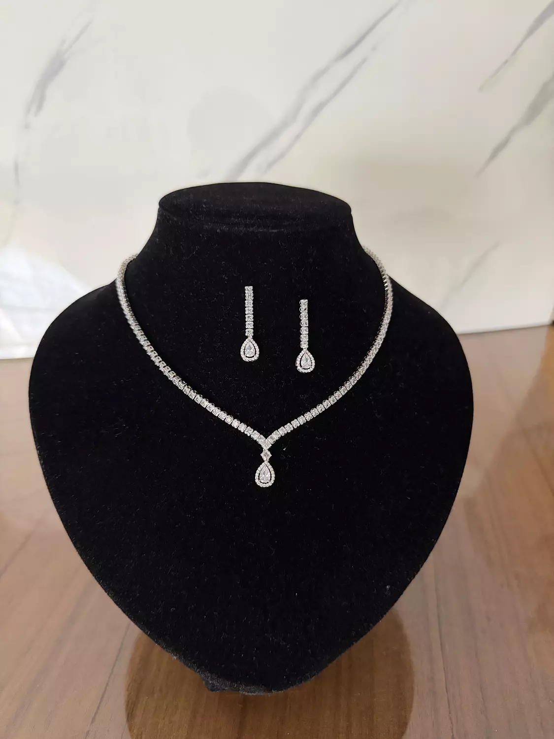 Teardrop Zircon set image