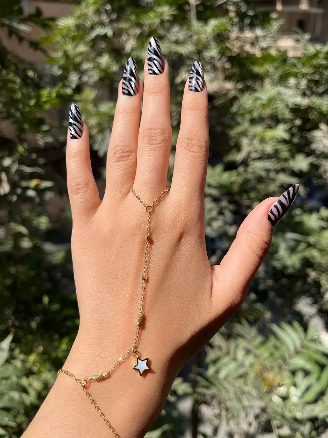Hand-chain H4 image