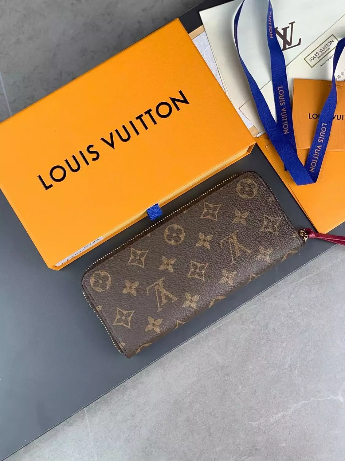 Lv wallet hover image