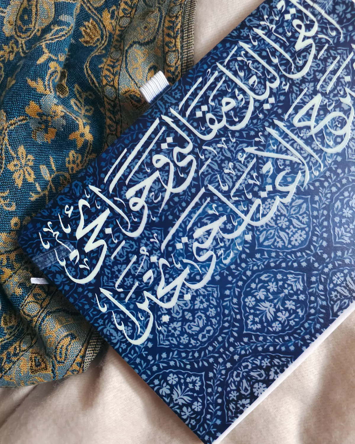 ألقي إليك مقالتي وحوائجي-Notebook hover image