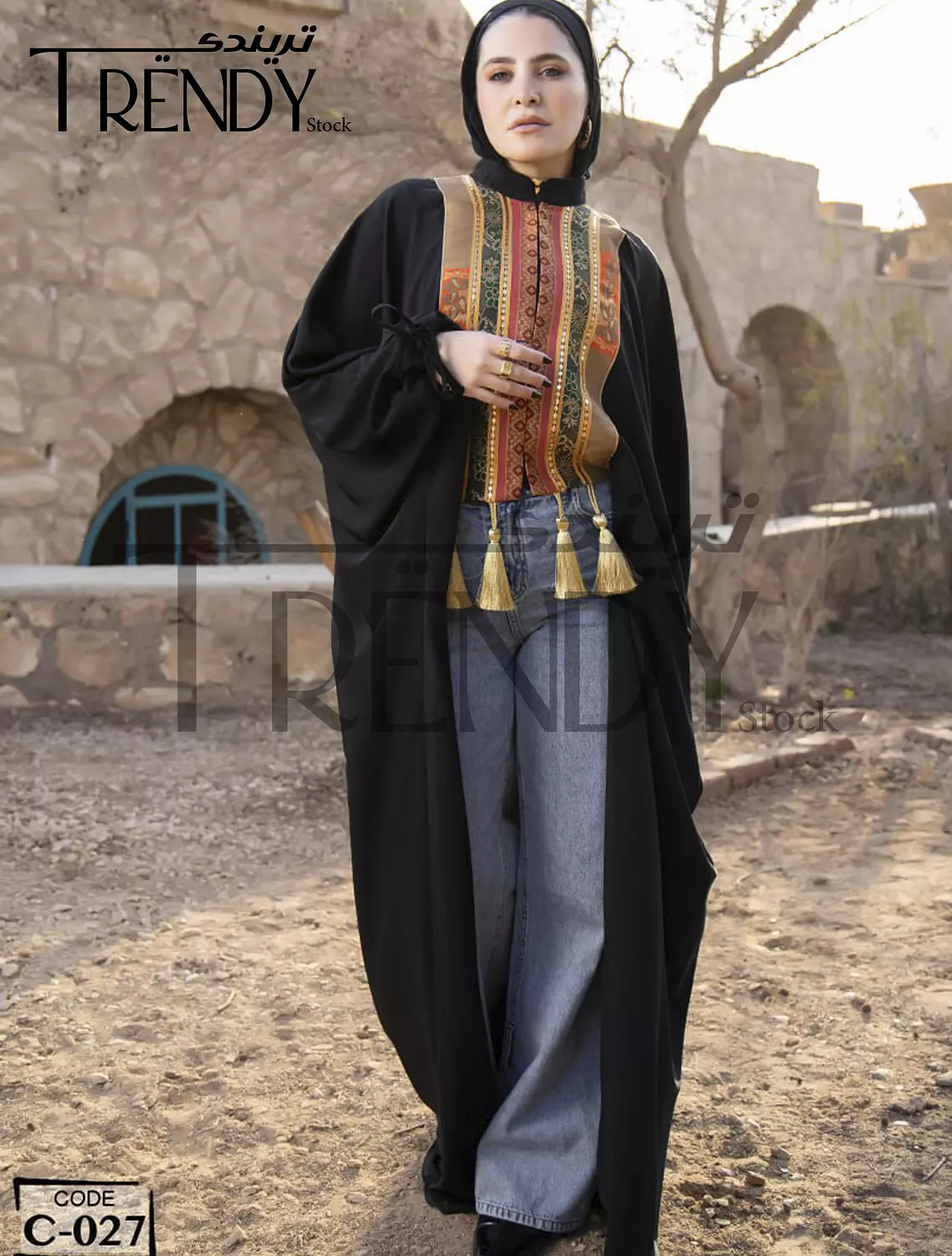 Half abaya decorated with an Indian accessory 4