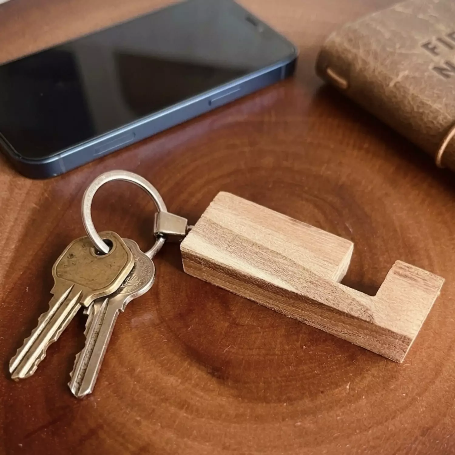 Wild keychain Mobile Stand 1