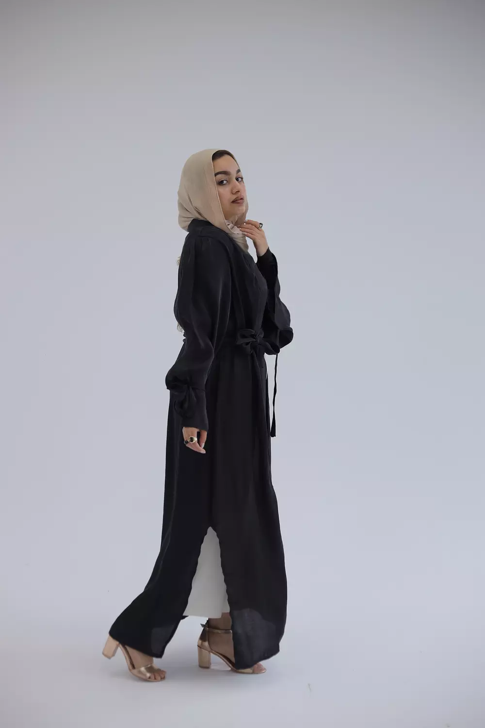Black cardigan stan with a waistband 2