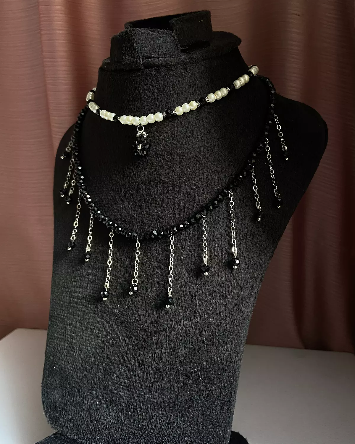 2 black necklaces , black crystal with white pearls ✨ 4