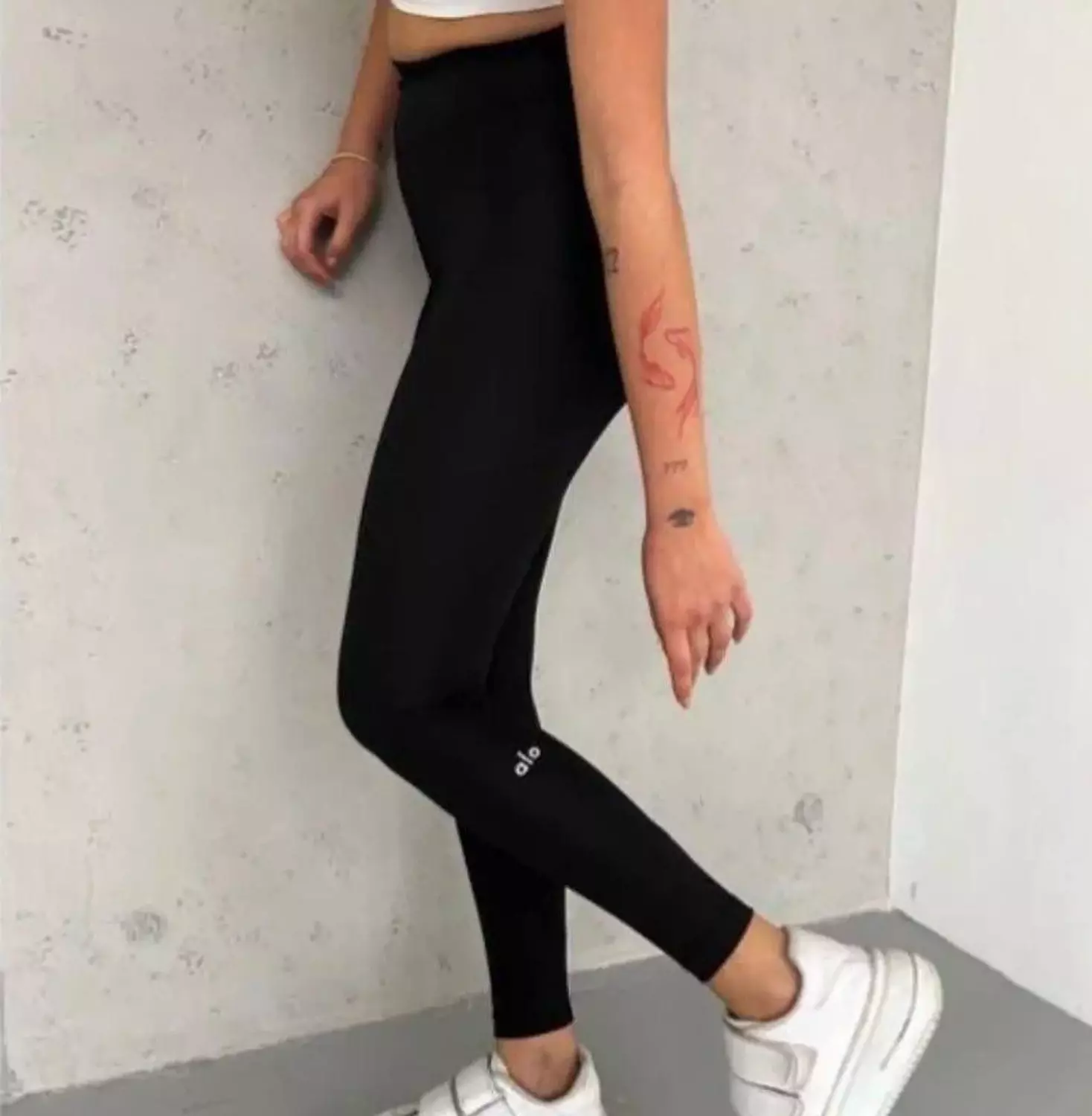 Alo Logo Leggings: Sleek Black with High-Performance Fabric 4
