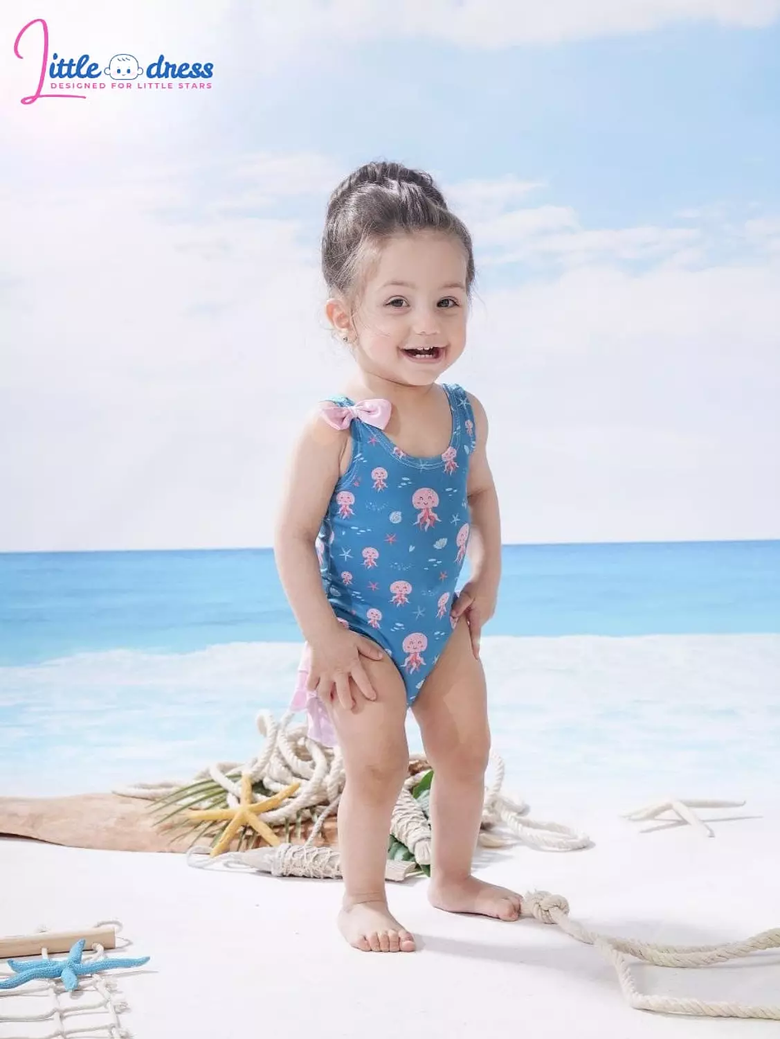 Girl`s swimming suit  image