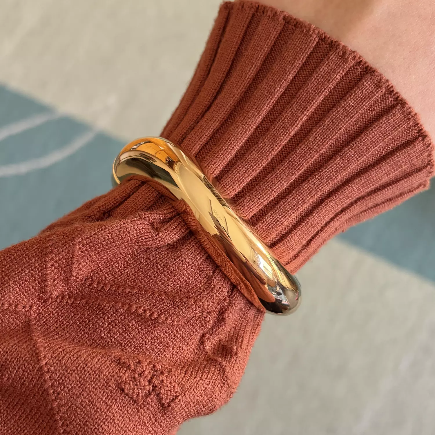 Curve chunky bangle- gold  image