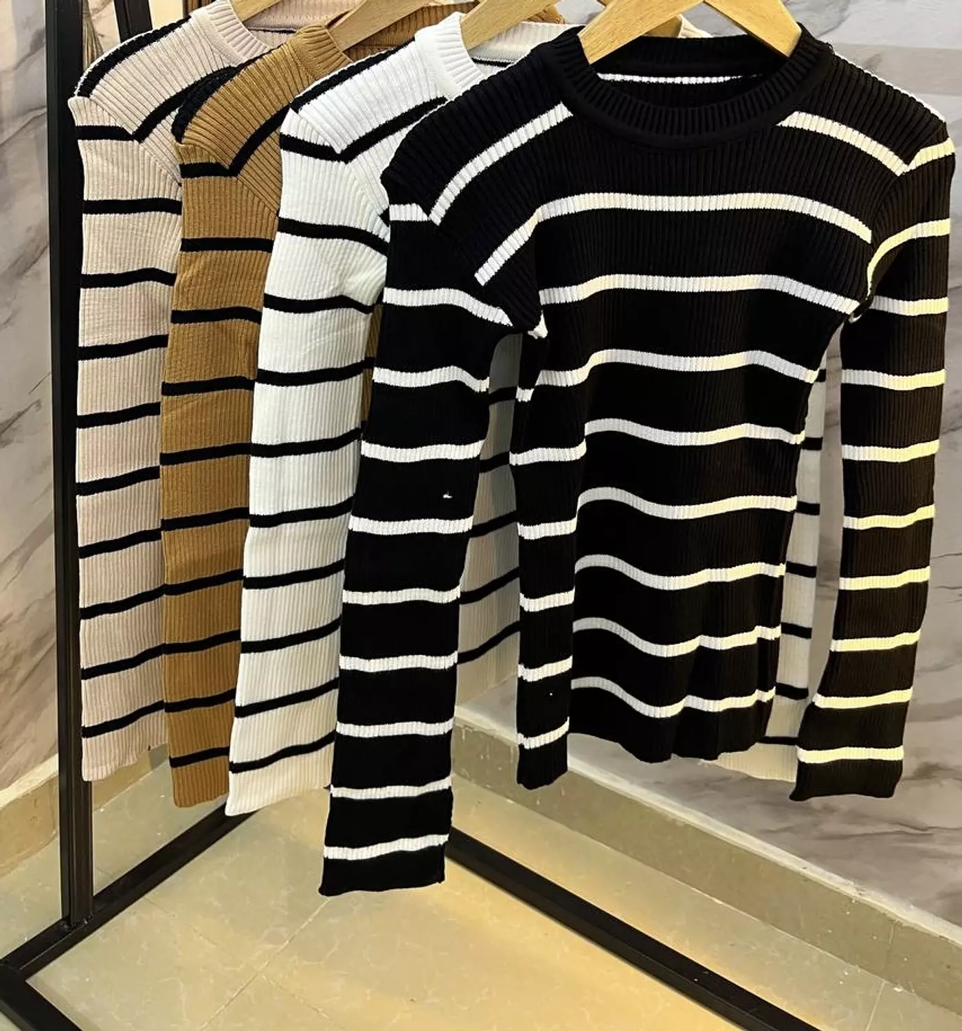 Basic strip crewneck image