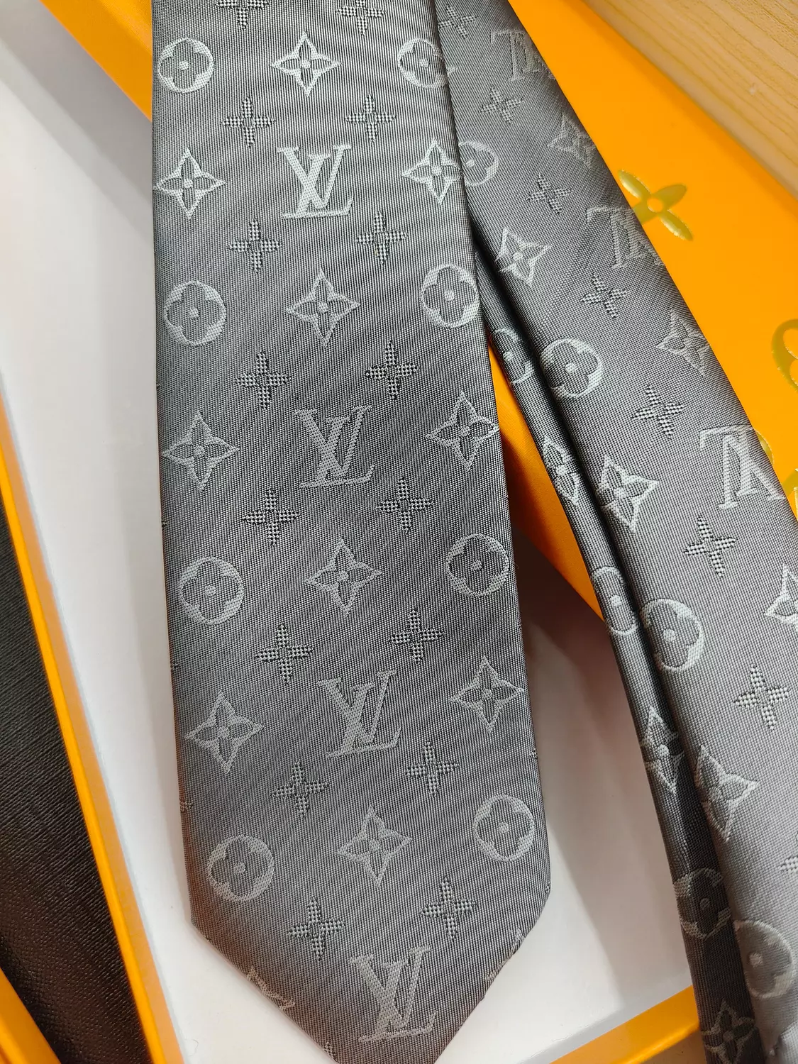 LOUIS VUITTON -GREY TIE-70 6