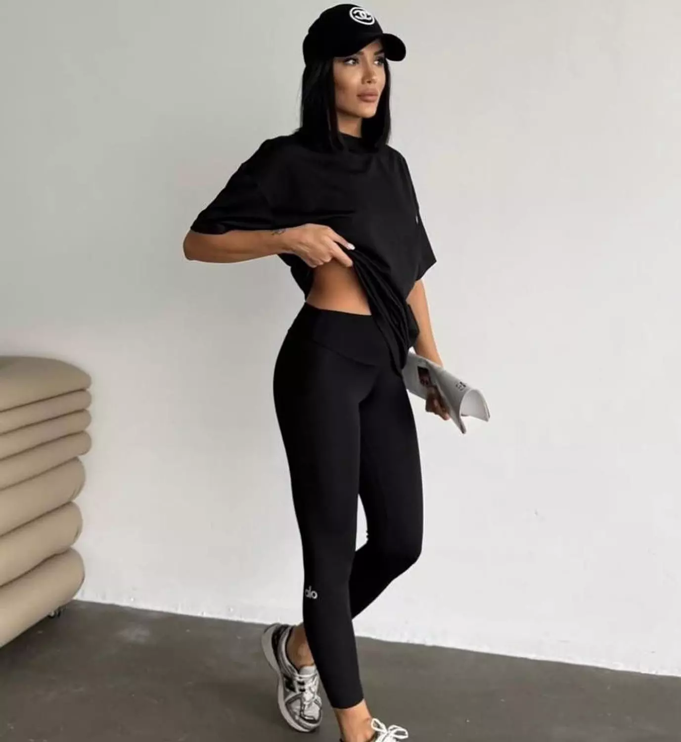 Alo Logo Leggings: Sleek Black with High-Performance Fabric 1