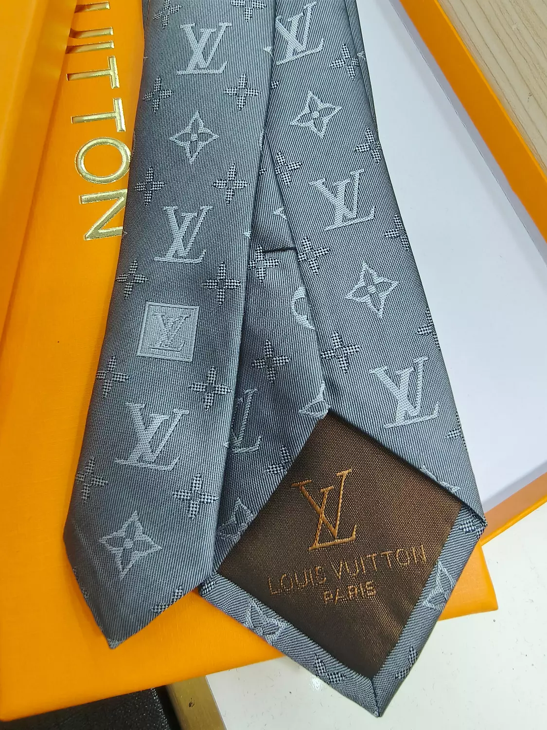 LOUIS VUITTON -GREY TIE-70 4