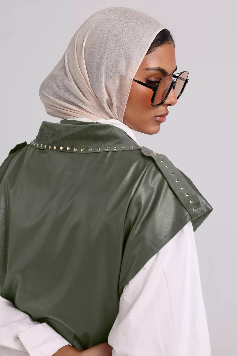 Studed Vellum-Vest "Olive" 2