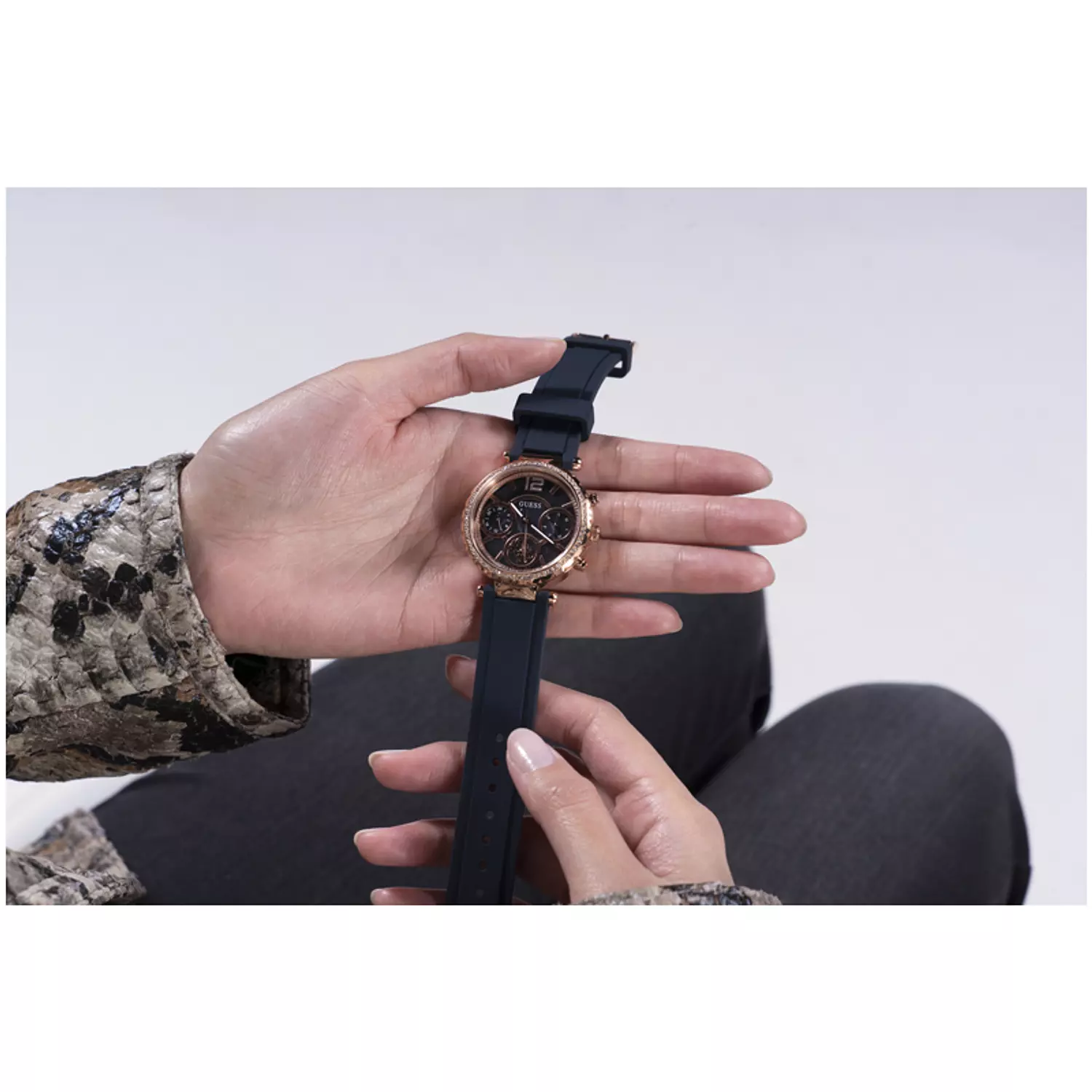 Guess GW0484L2 Watch For Ladies Case Color Rose Gold - Round Shape Silicone Strap 4