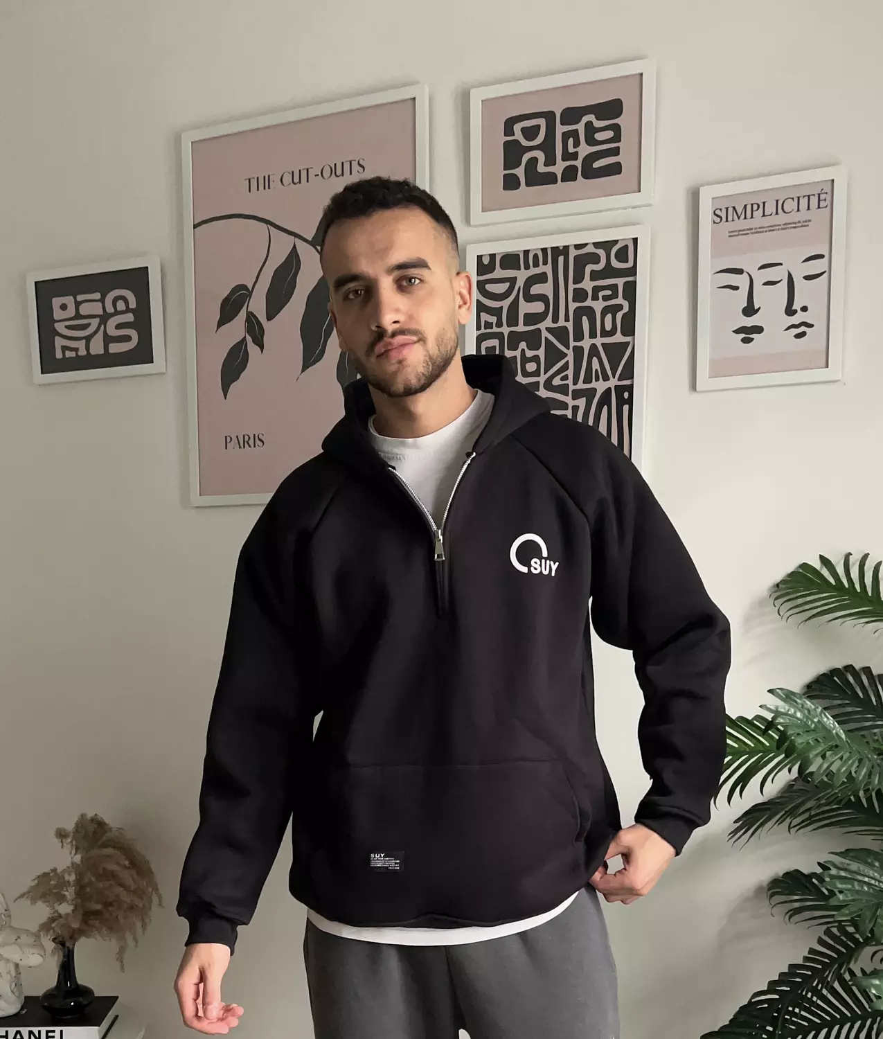 <p style="text-align: center"><br><strong>Black Half Zipper</strong></p>