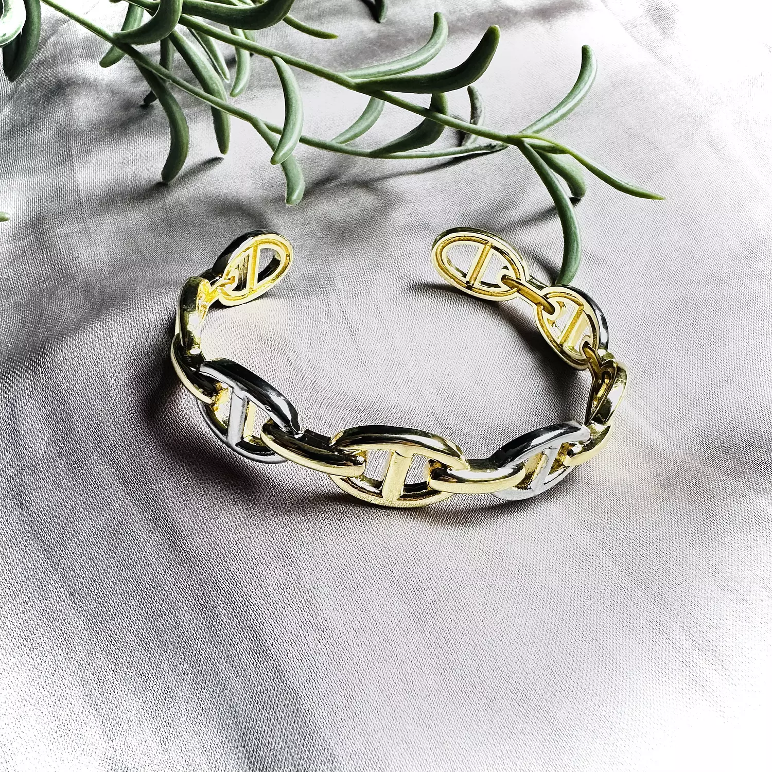 2 tones chain open bangle image