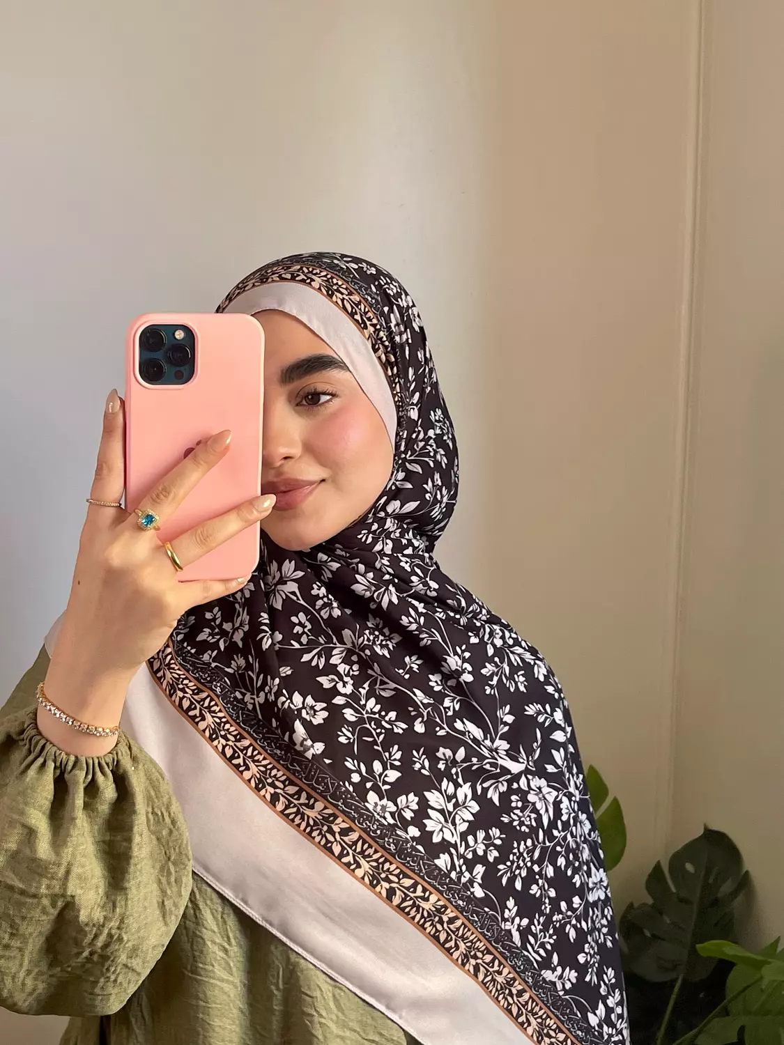 فَعُودِي صُلْبٌ لا يَلِينُ لِغَامِزٍ وَقَلْبِيَ سَيْفٌ لا يُفَلُّ لَهُ حَدُّ/طرحة hover image