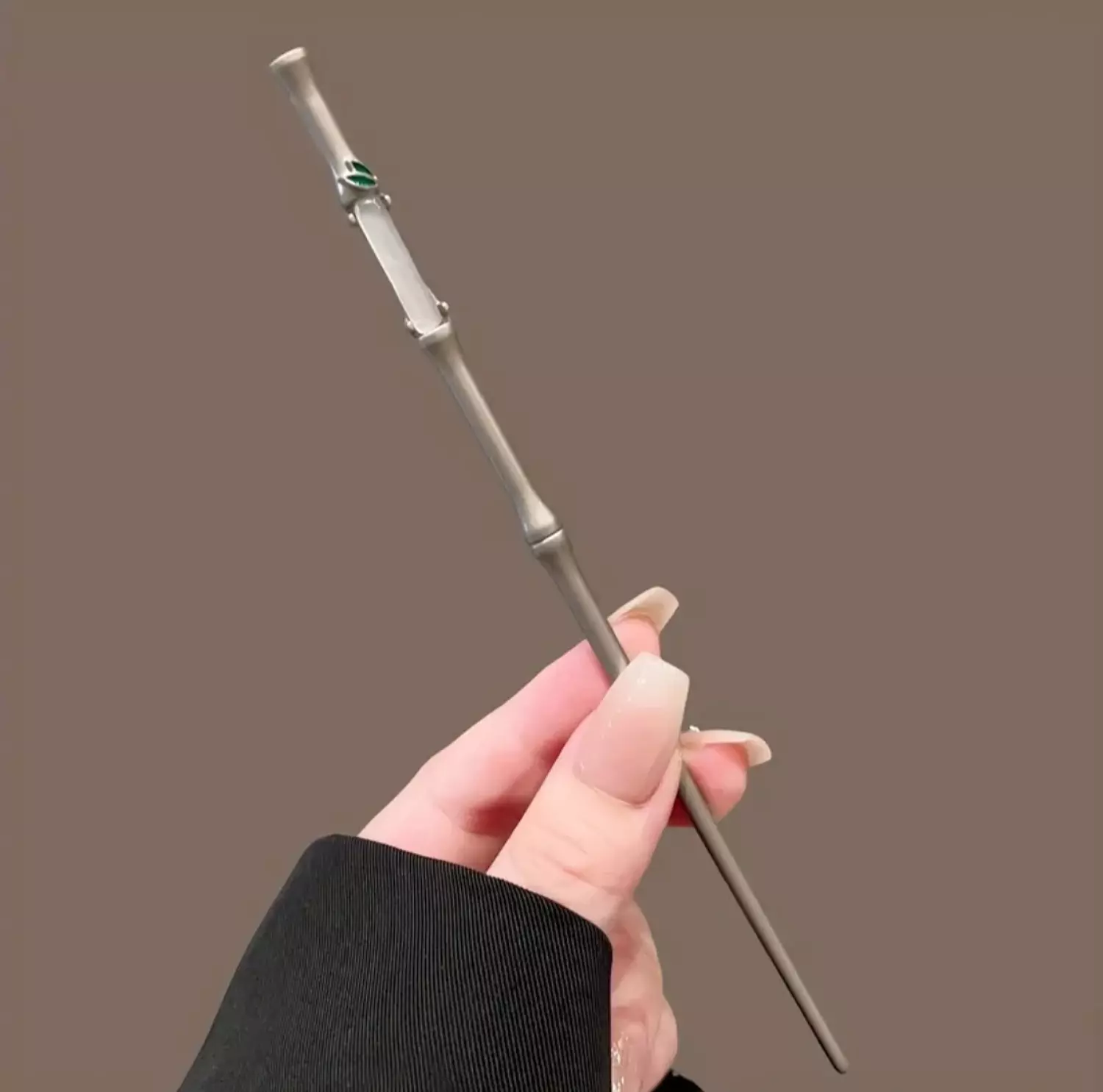 Elegant Vintage Floral Hairpin - White & Green image