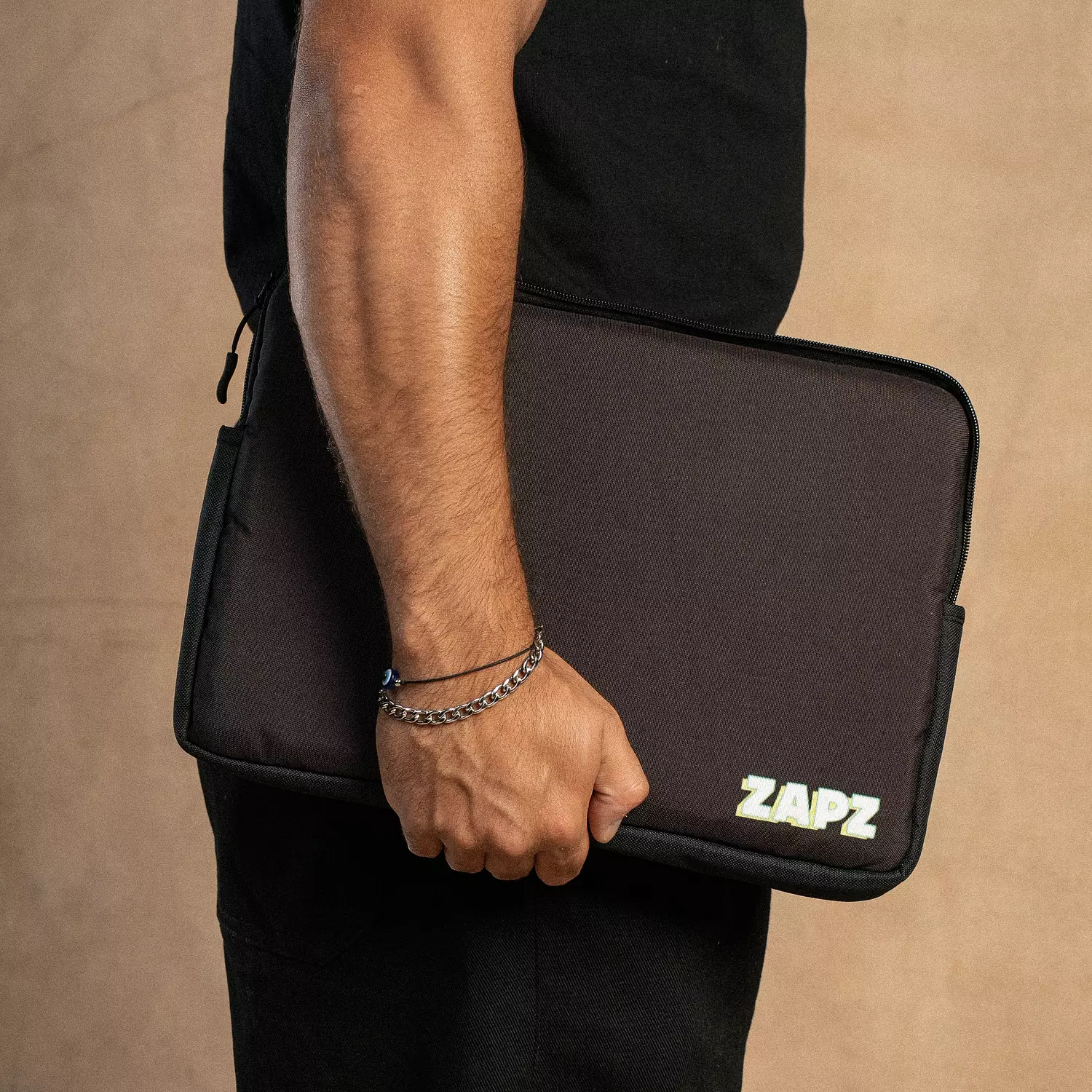 BLACK BASIC LAPTOP SLEEVE hover image