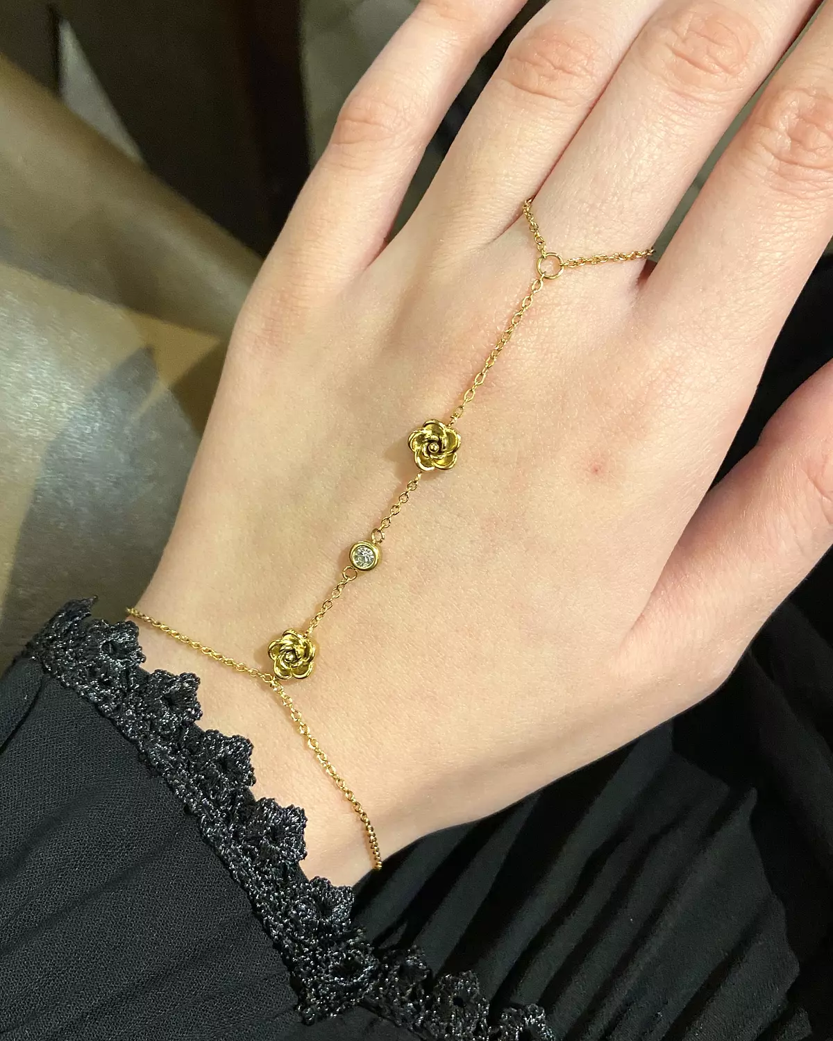 2 flowers with one crystal stainless hand hand chain ✨ 1