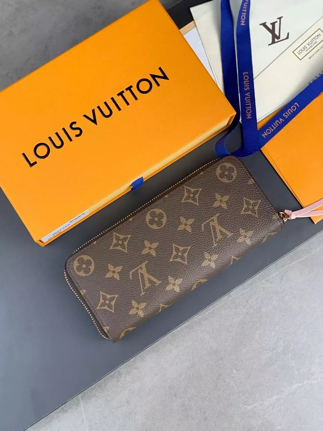 Lv wallet hover image