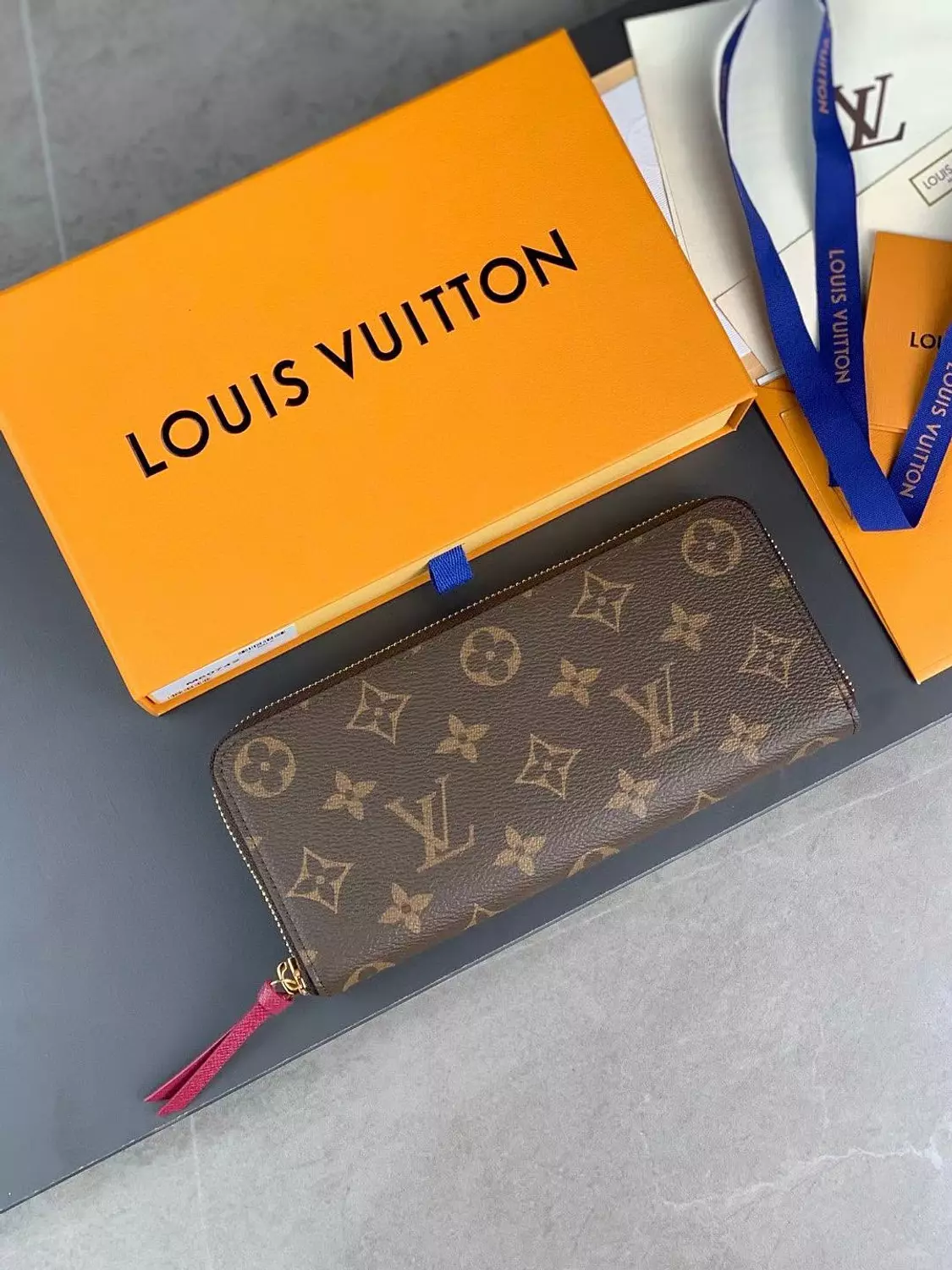 Lv wallet image