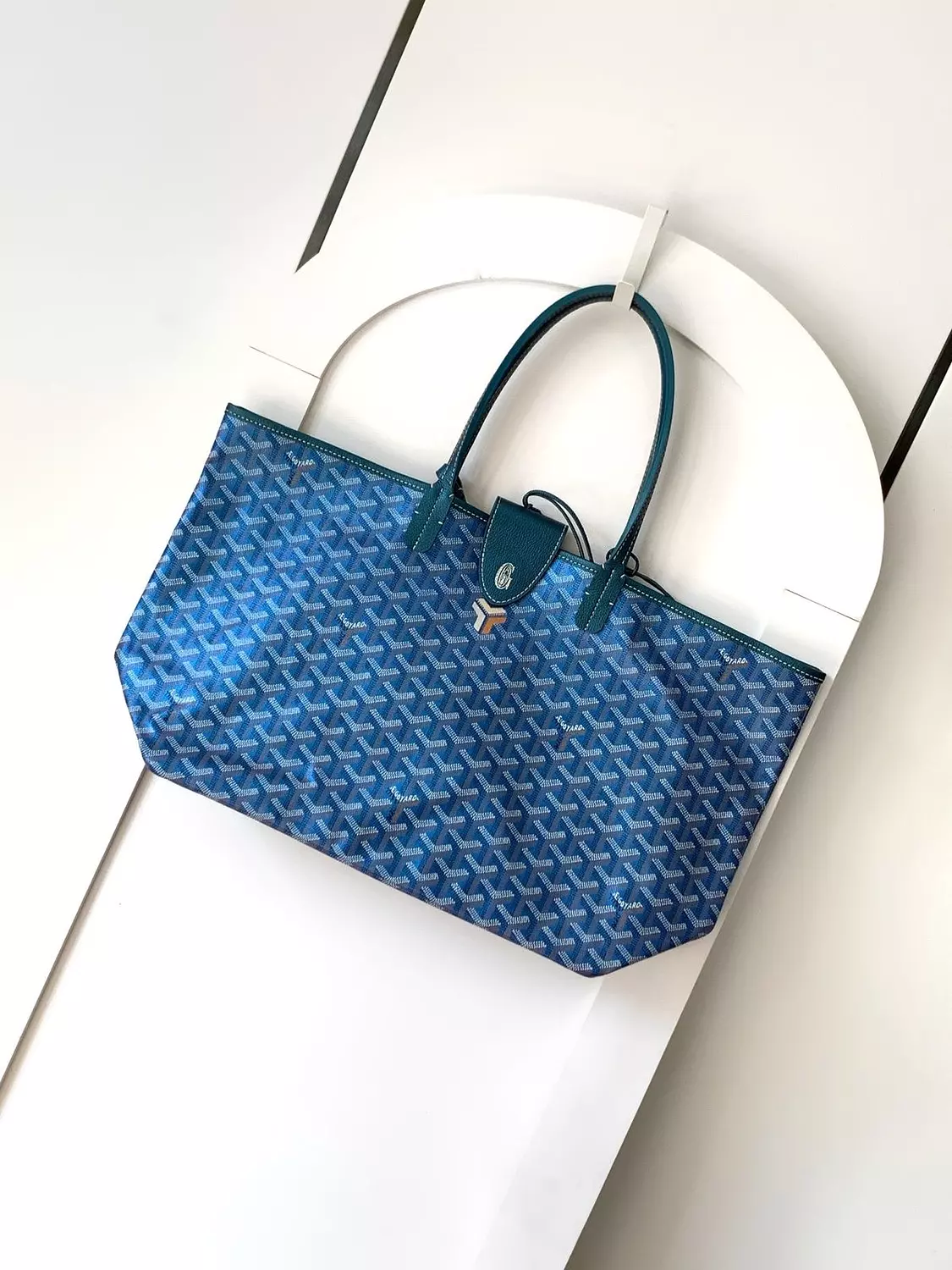 Go yard This limited-edition handbag is crafted from unique pearlescent GOYARDINE canvas,Pearl blue image