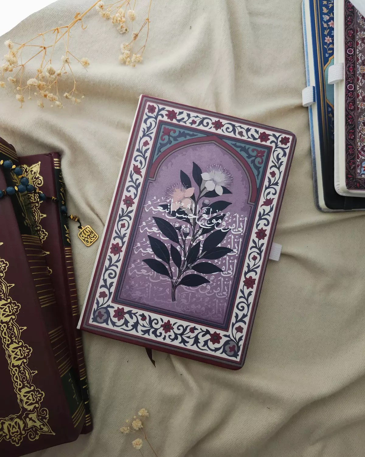 إني إمروء مولع بالحسن أتبعهُ-Notebook hover image