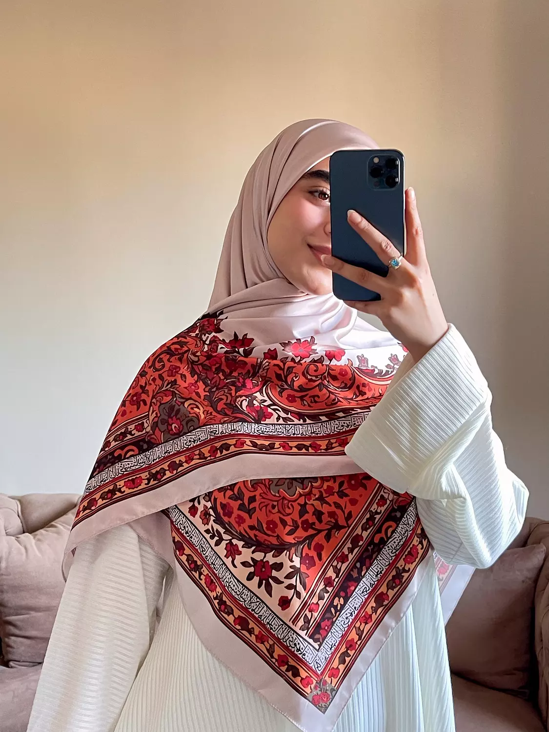 هذا الجمالُ الذي مهما قسا رَحِما/سكارف hover image