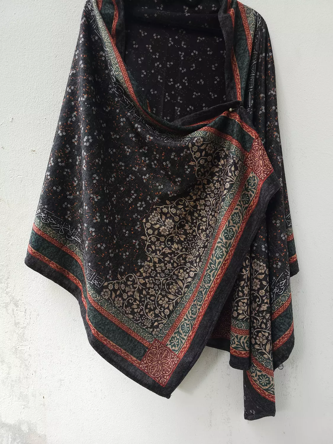 وَلْتَعْلَم أَنَّهُ لا بَأْسَ لَوْ عَثَرَتْ خُطَى/صوف hover image