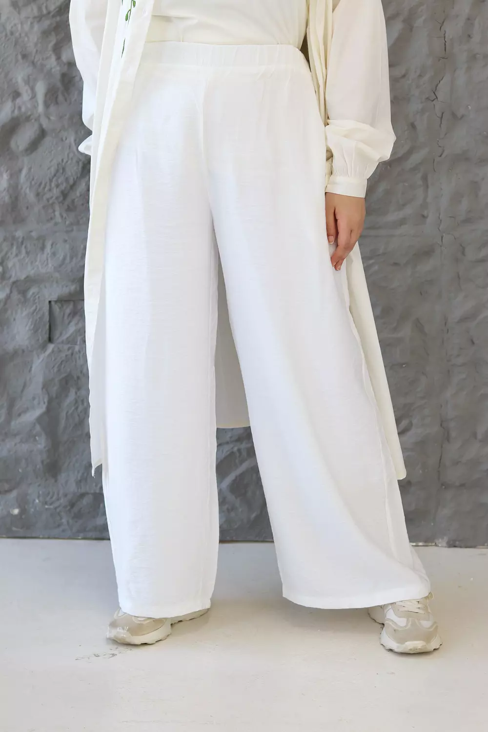Wide-Leg White Pants 4