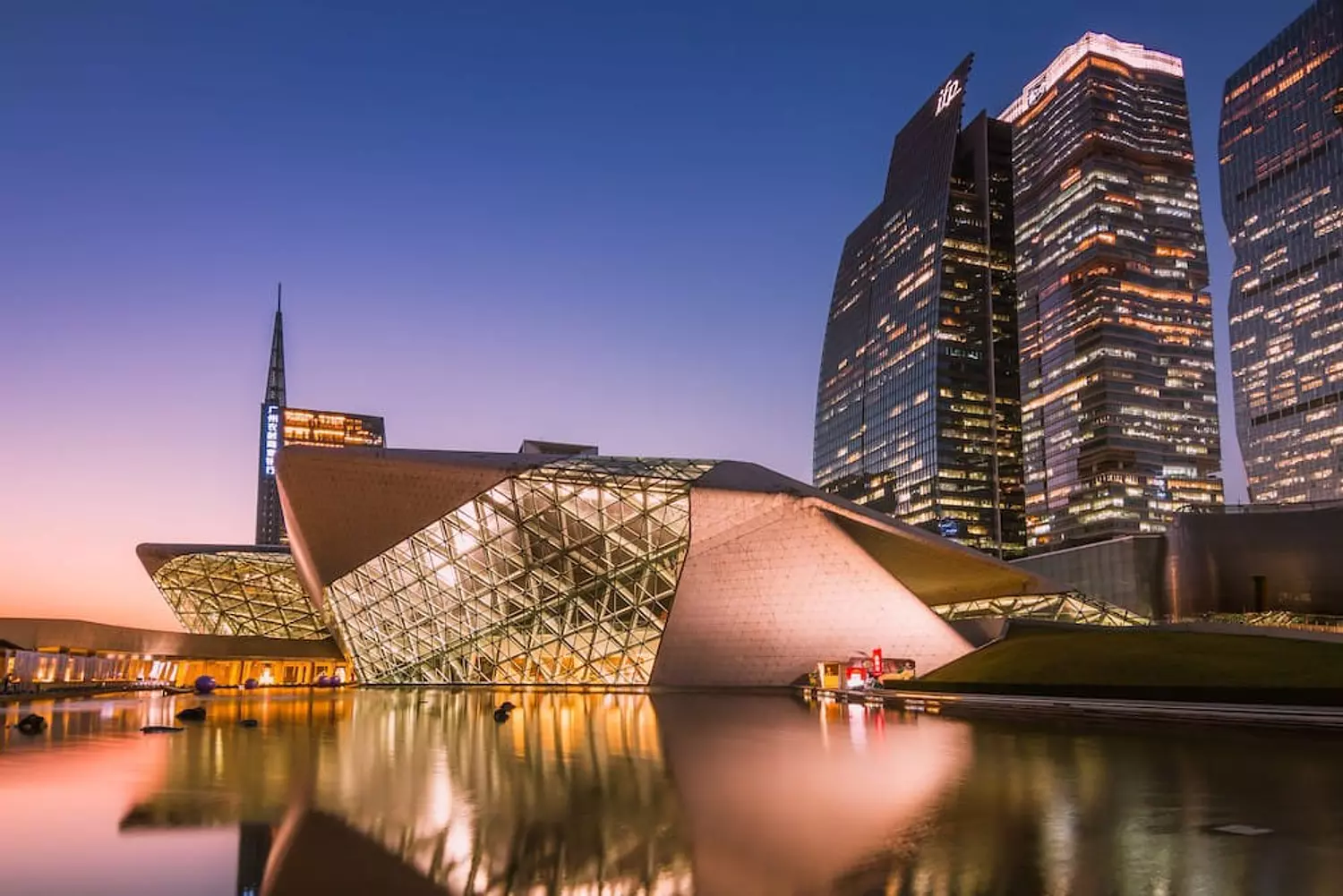 🎖️🌐 Zaha Hadid: The Iconic Architect Who Redefined the World of Architecture 13